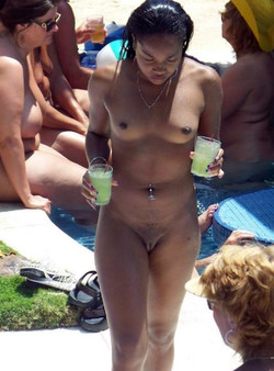 Nude ebonies in amateur beach photos